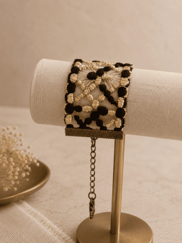 Bracelet manchette brodé noir et doré Bijou bohème chic femme ajustable