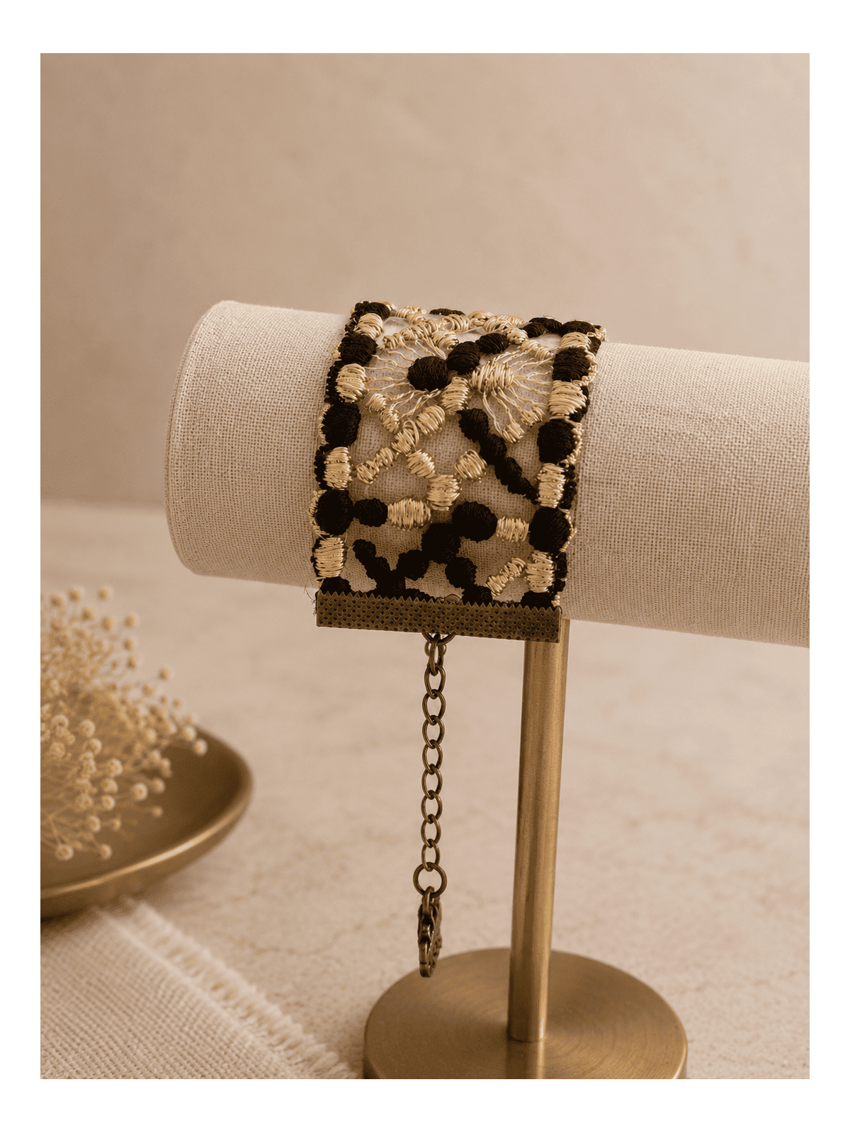 Bracelet manchette brodé noir et doré Bijou bohème chic femme ajustable