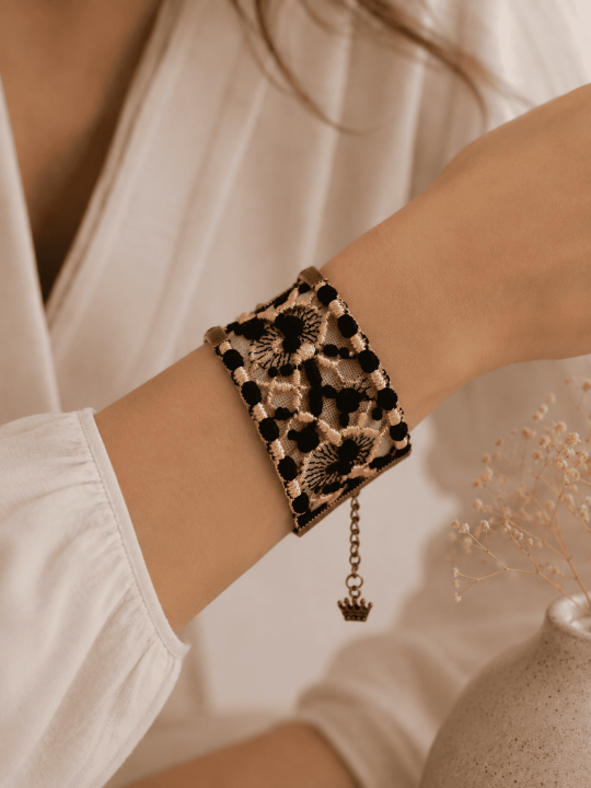 Bracelet manchette brodé noir et doré Bijou bohème chic femme ajustable
