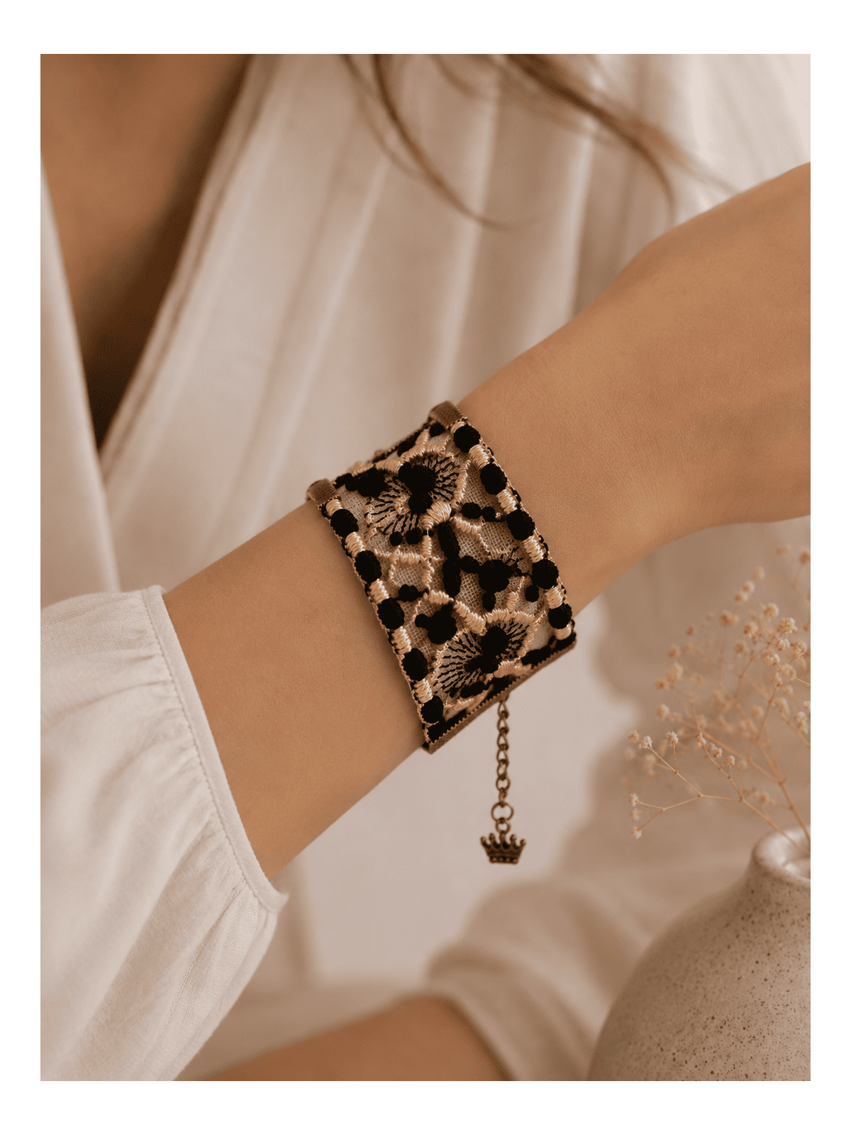 Bracelet manchette brodé noir et doré Bijou bohème chic femme ajustable