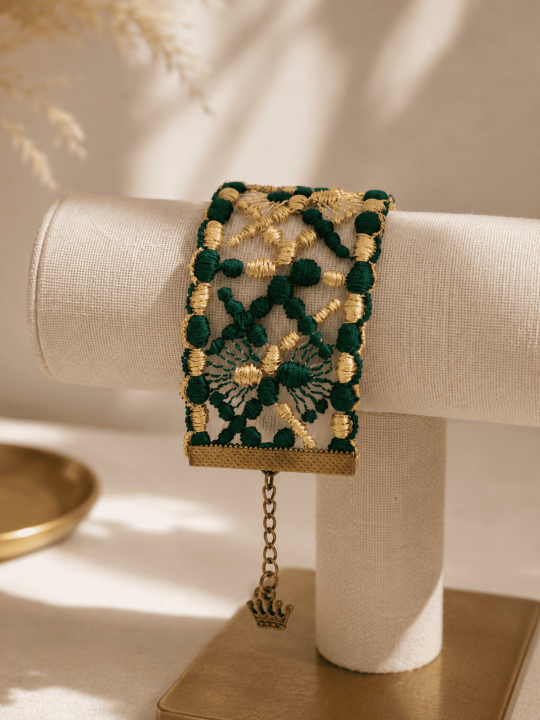 Bracelet en dentelle ancienne revisitée vert émeraude et or, bohème chic 