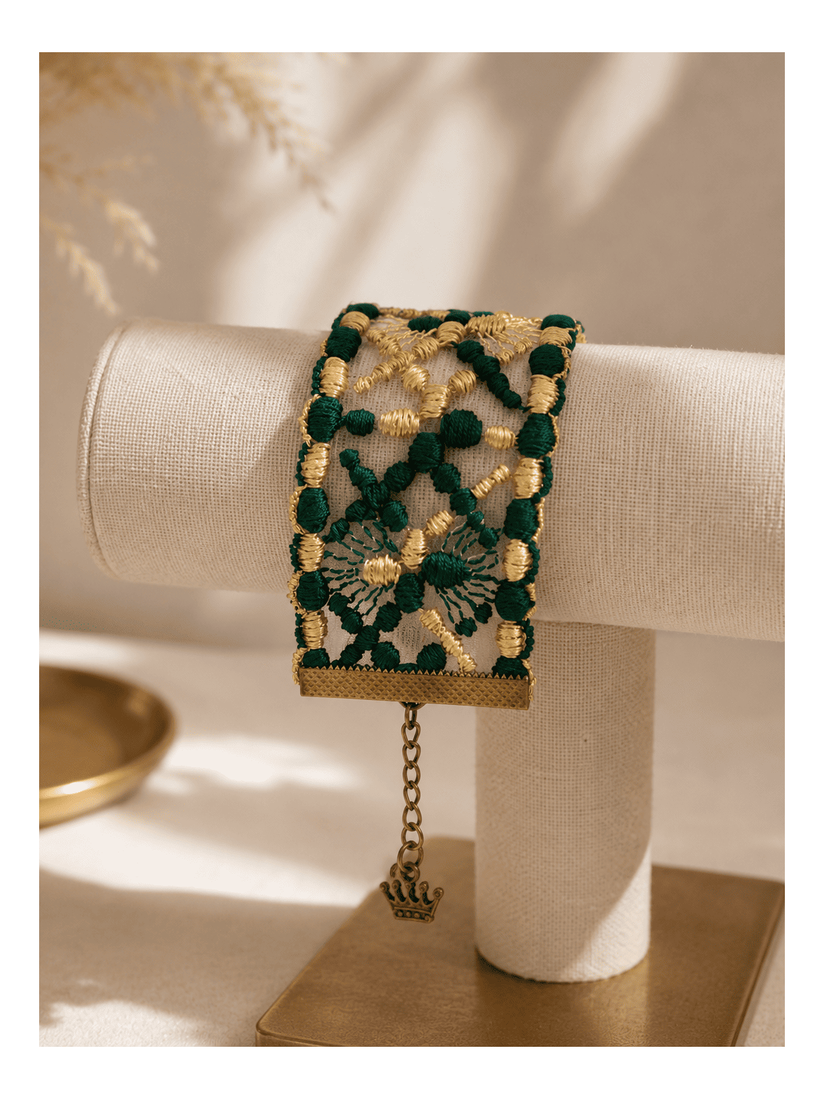 Bracelet en dentelle ancienne revisitée vert émeraude et or, bohème chic 