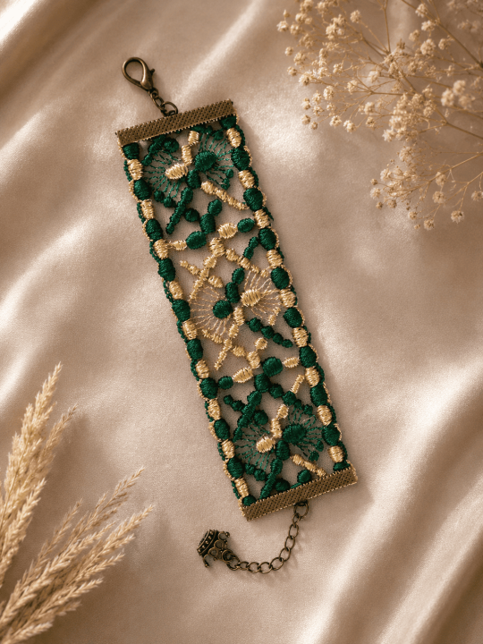 Bracelet en dentelle ancienne revisitée vert émeraude et or, bohème chic 