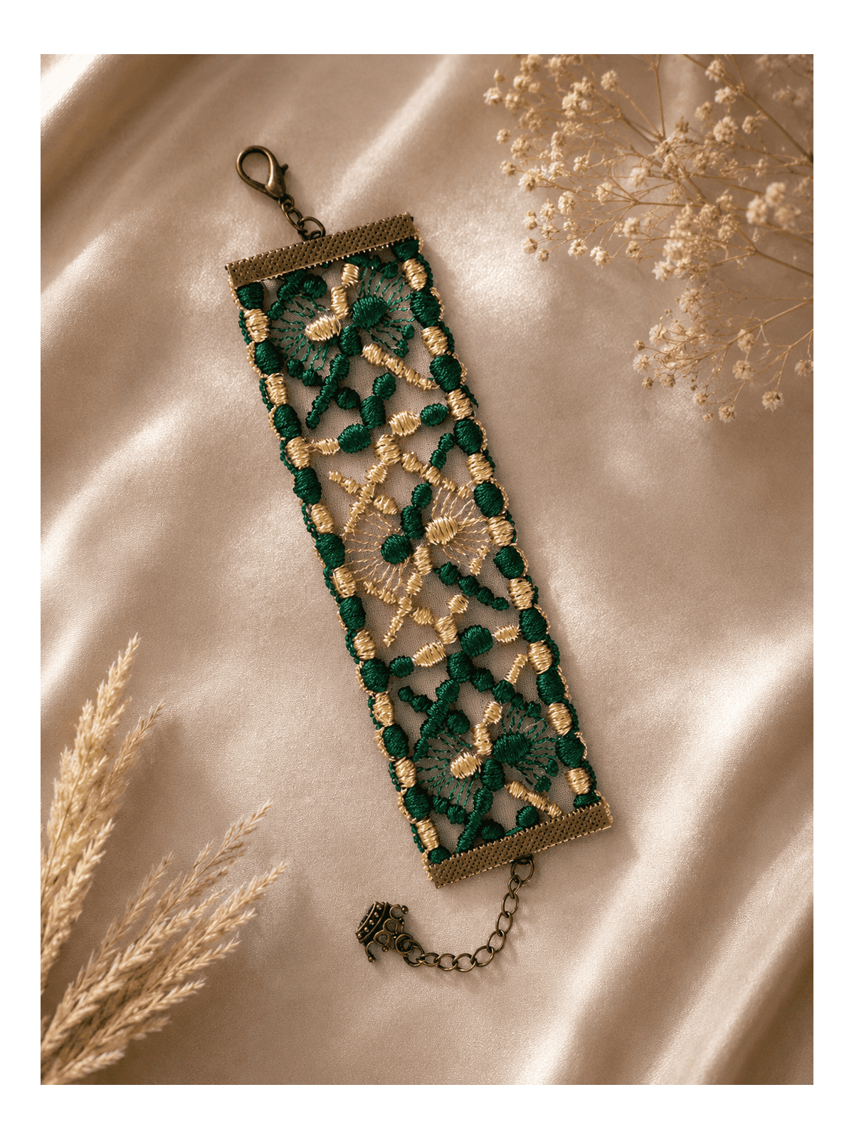 Bracelet en dentelle ancienne revisitée vert émeraude et or, bohème chic 