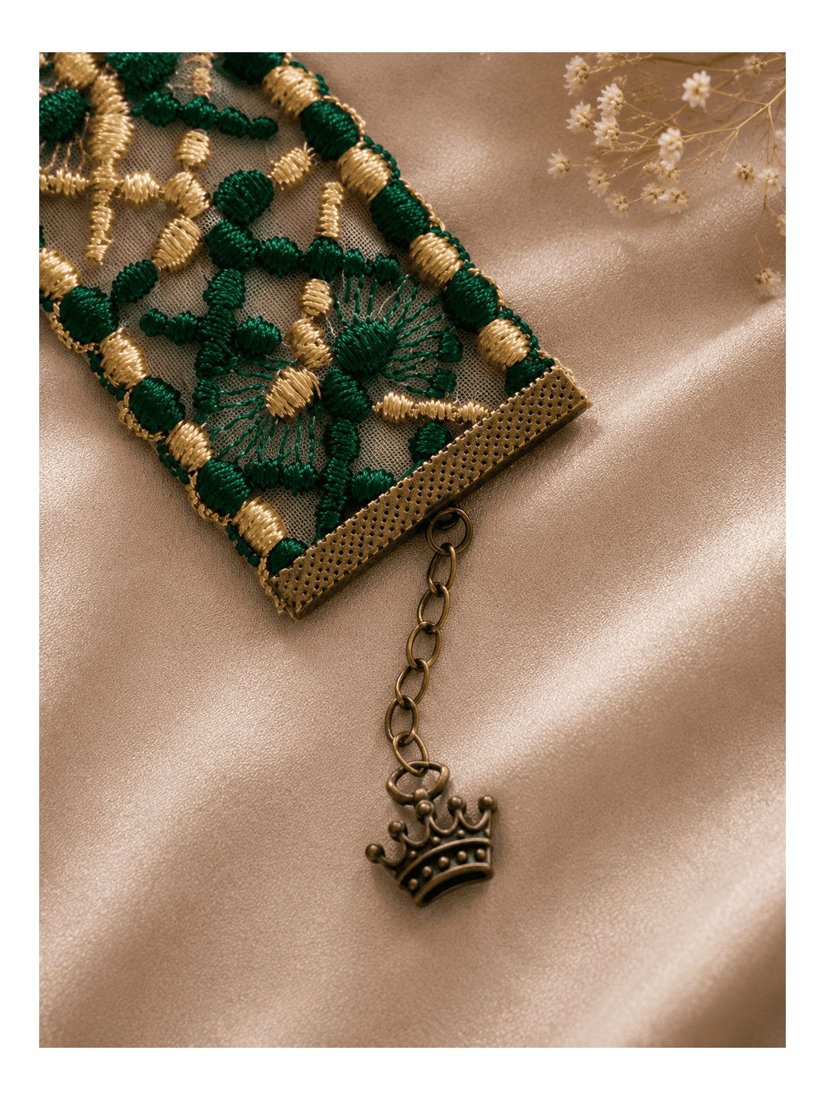 Bracelet en dentelle ancienne revisitée vert émeraude et or, bohème chic 