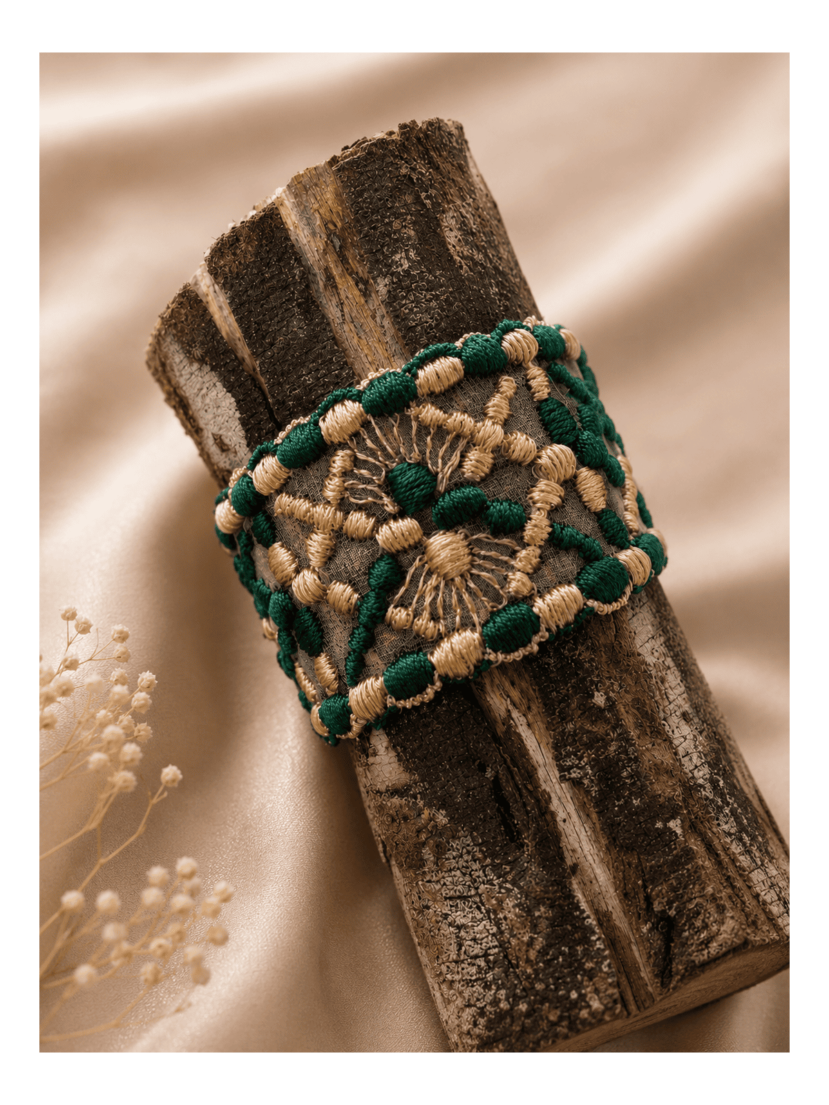 Bracelet en dentelle ancienne revisitée vert émeraude et or, bohème chic 
