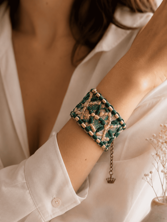 Bracelet en dentelle ancienne revisitée vert émeraude et or, bohème chic 