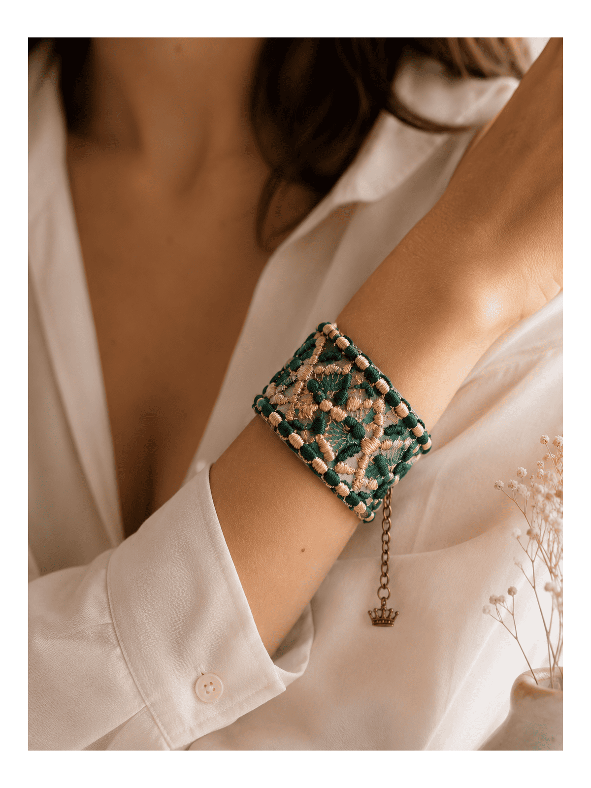 Bracelet en dentelle ancienne revisitée vert émeraude et or, bohème chic 