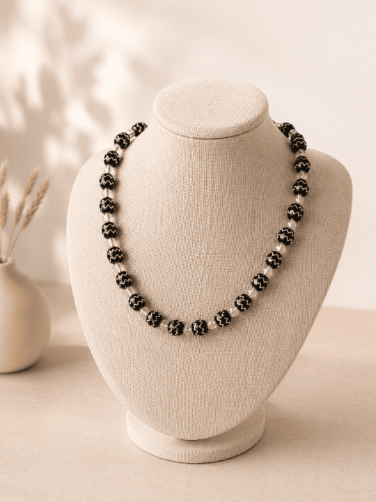 Collier artisanal en boutons de djellaba noirs et argent et perles facettées
