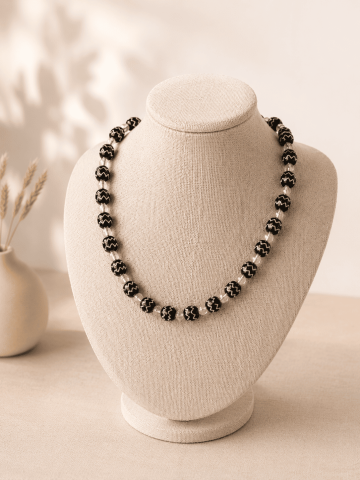 Collier artisanal en boutons de djellaba noirs et argent et perles facettées