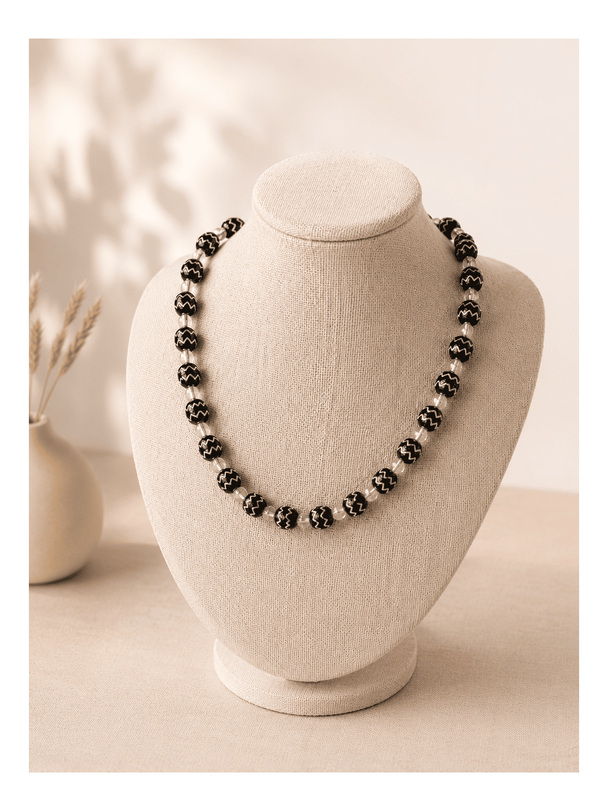 Collier artisanal en boutons de djellaba noirs et argent et perles facettées