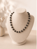 Collier artisanal en boutons de djellaba noirs et argent et perles facettées