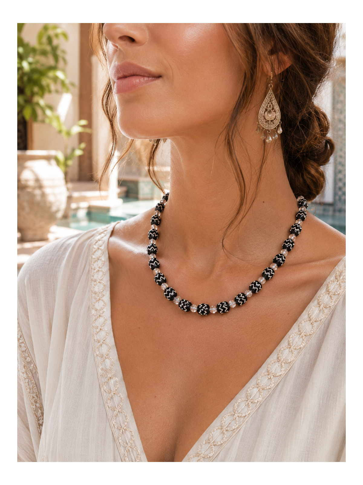 Collier artisanal en boutons de djellaba noirs et argent et perles facettées