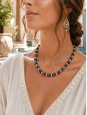 Collier artisanal en boutons de djellaba noirs et argent et perles facettées