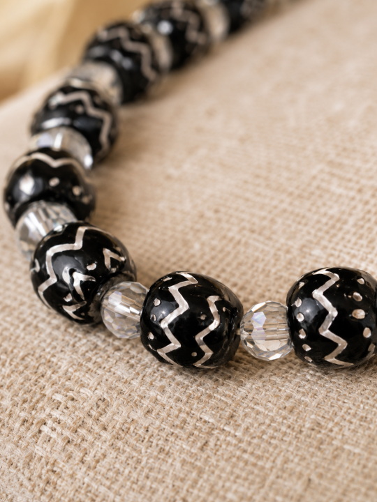 Collier artisanal en boutons de djellaba noirs et argent et perles facettées