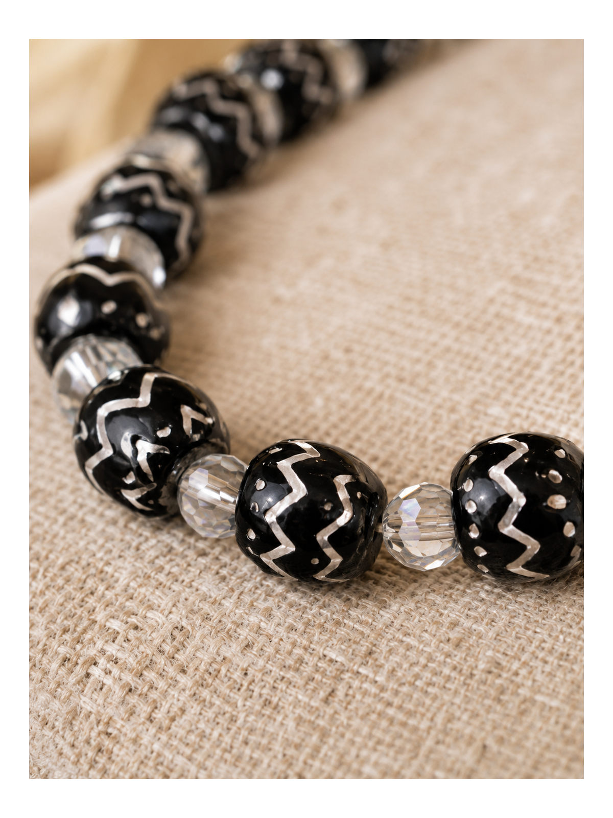 Collier artisanal en boutons de djellaba noirs et argent et perles facettées
