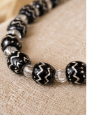 Collier artisanal en boutons de djellaba noirs et argent et perles facettées