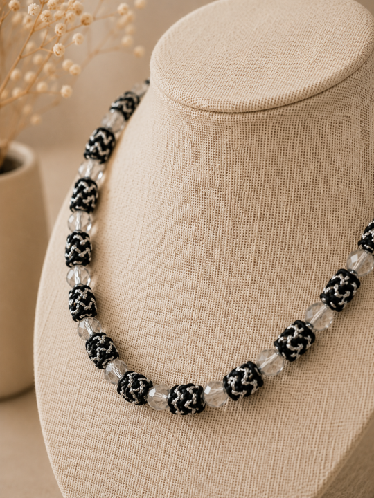 Collier artisanal en boutons de djellaba noirs et argent et perles facettées