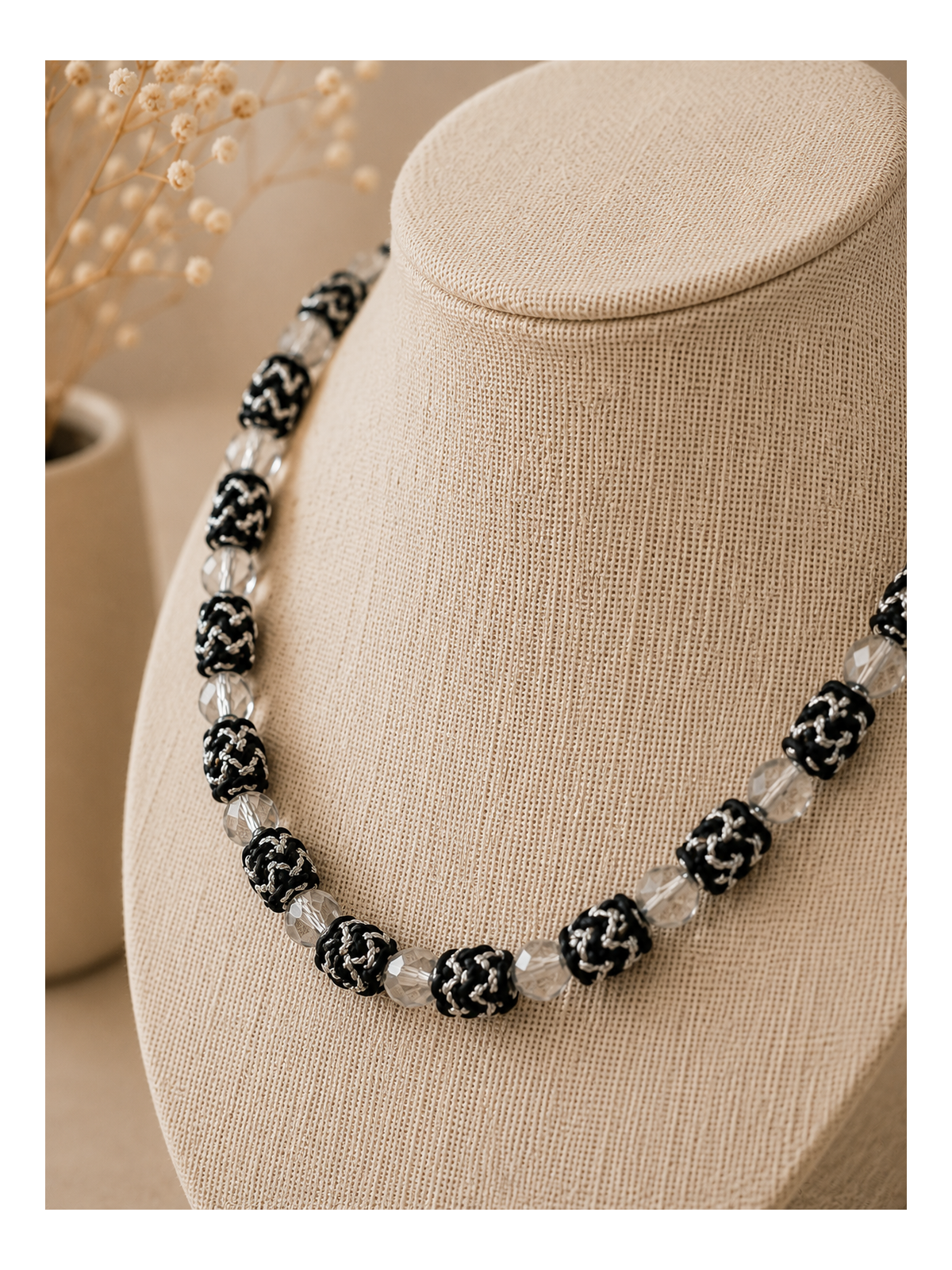 Collier artisanal en boutons de djellaba noirs et argent et perles facettées