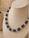 Collier artisanal en boutons de djellaba noirs et argent et perles facettées