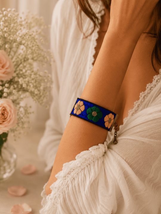 Bracelet Fleuri Bleu Roi Bohème Chic – Bijou Artisanal Tissé Femme