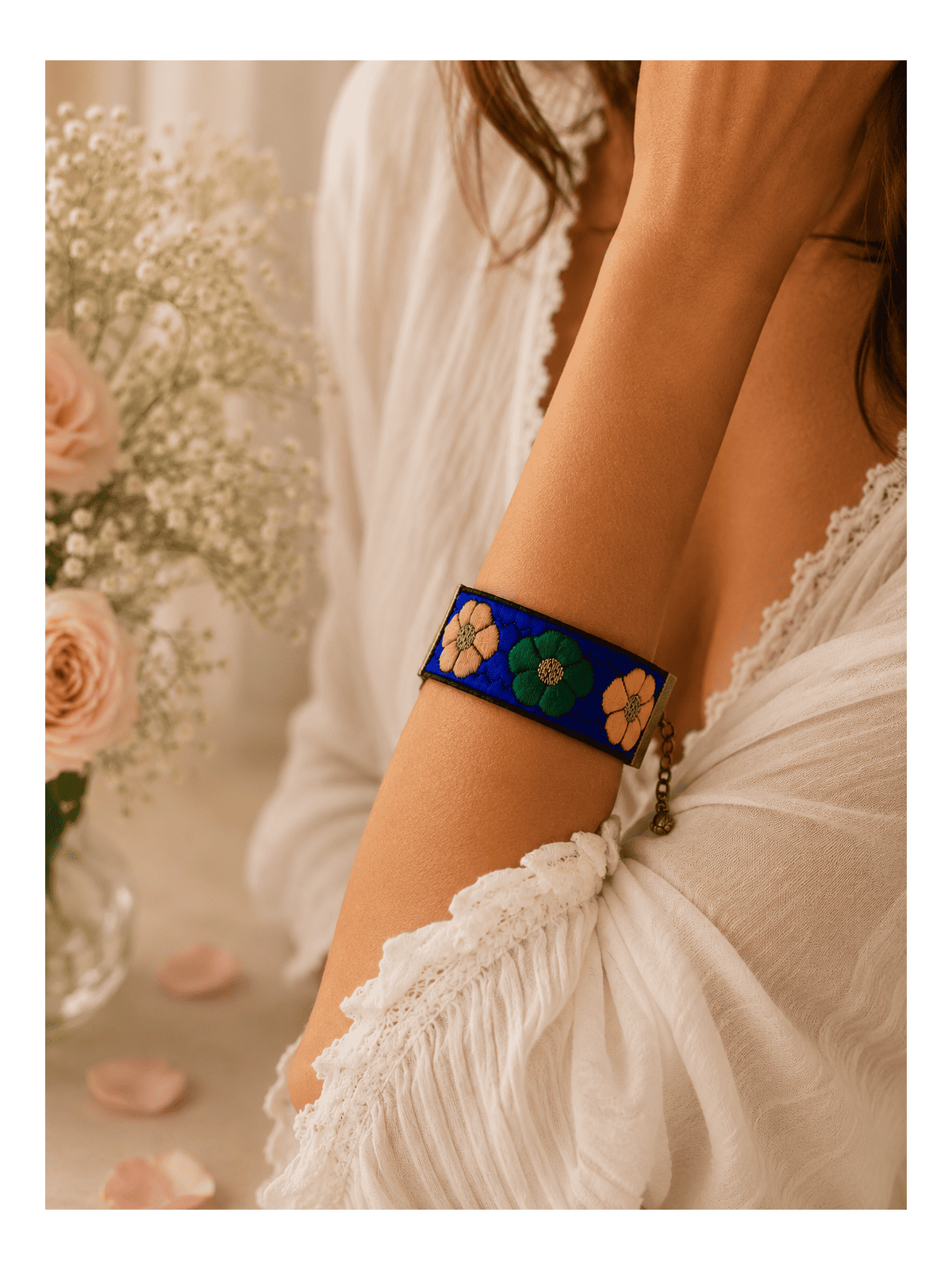Bracelet Fleuri Bleu Roi Bohème Chic – Bijou Artisanal Tissé Femme