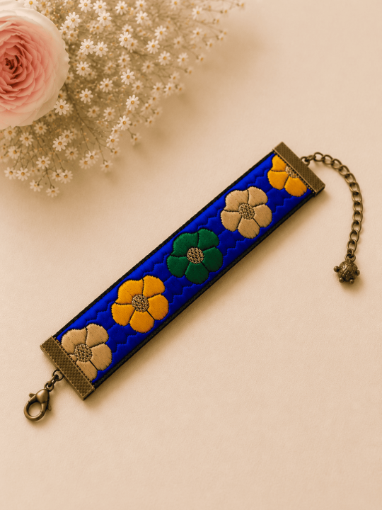 Bracelet Fleuri Bleu Roi Bohème Chic – Bijou Artisanal Tissé Femme