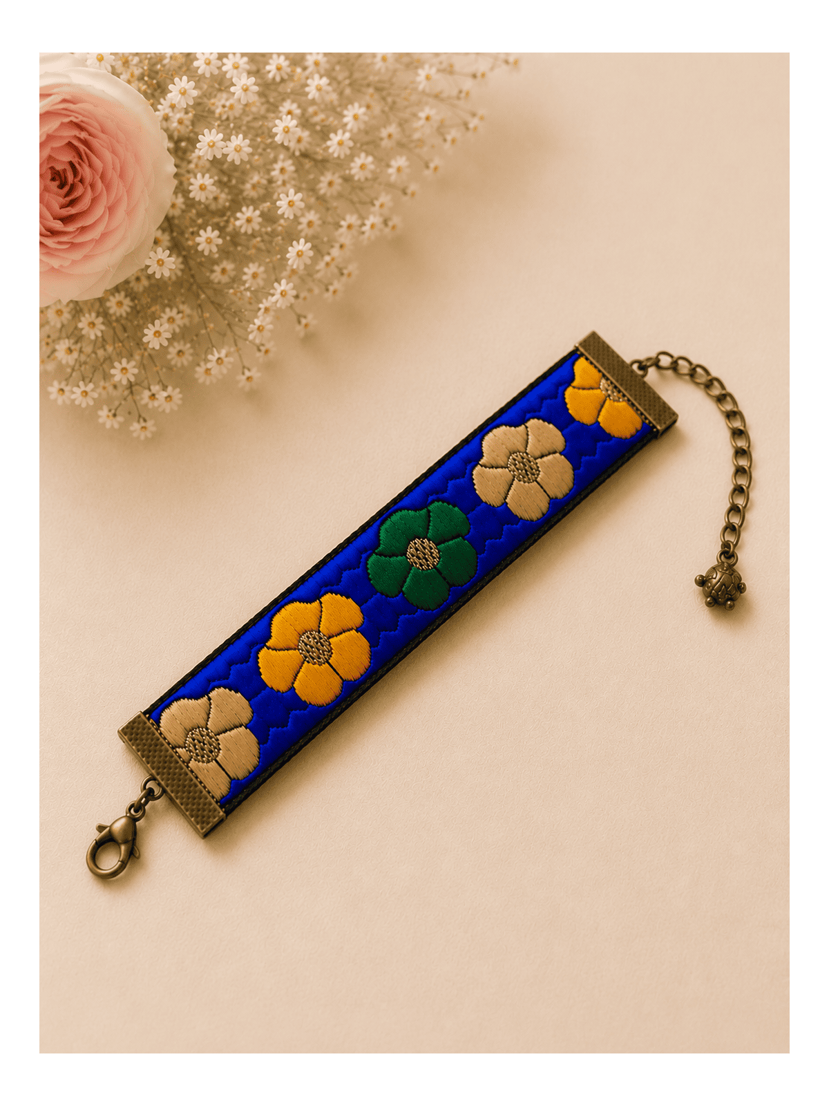 Bracelet Fleuri Bleu Roi Bohème Chic – Bijou Artisanal Tissé Femme