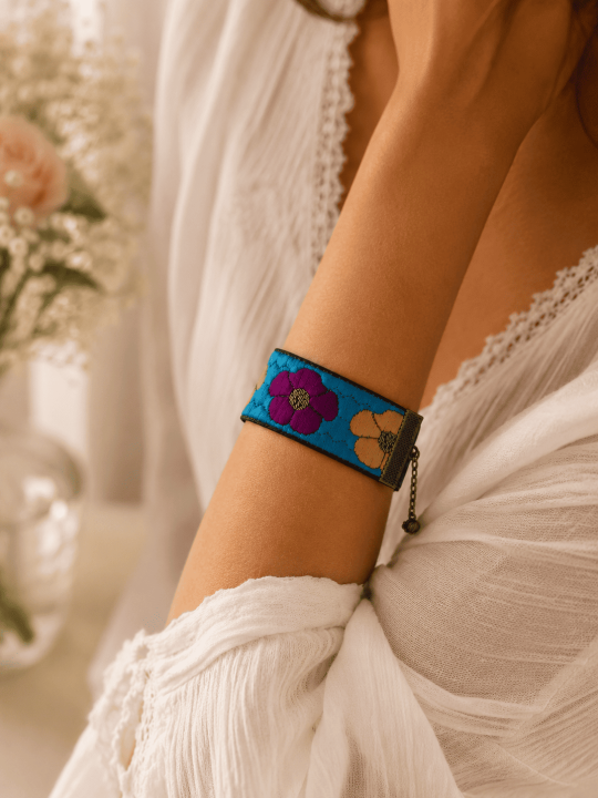 Bracelet Fleuri Bleu Turquoise Bohème Chic – Bijou Artisanal Tissé