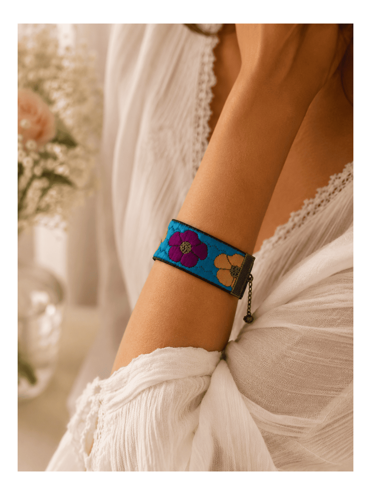 Bracelet Fleuri Bleu Turquoise Bohème Chic – Bijou Artisanal Tissé