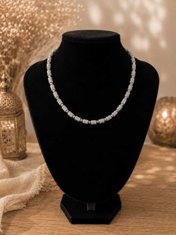 Divine, un collier en boutons de djellaba et perles métal couleur argent 