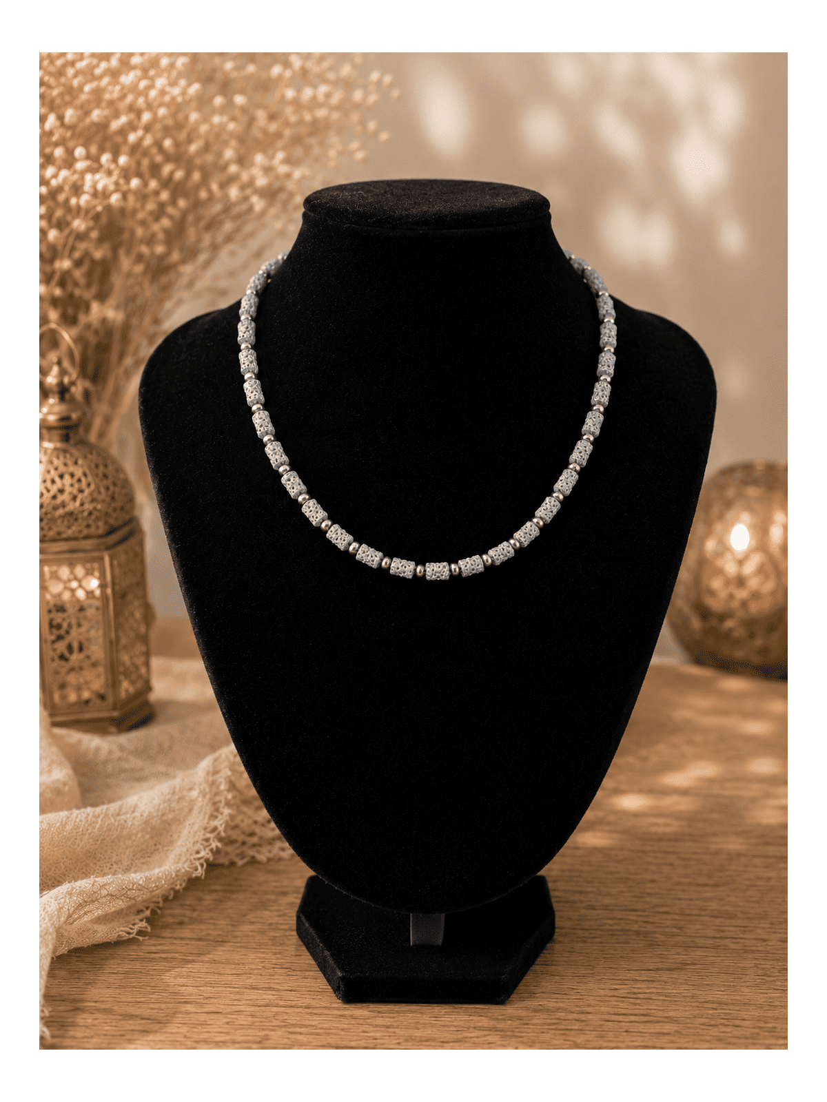Divine, un collier en boutons de djellaba et perles métal couleur argent 