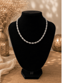 Divine, un collier en boutons de djellaba et perles métal couleur argent 