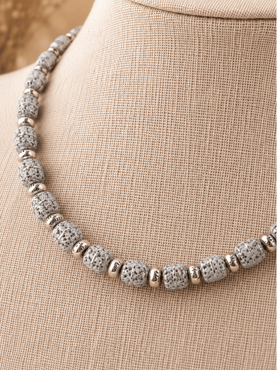 Divine, un collier en boutons de djellaba et perles métal couleur argent 