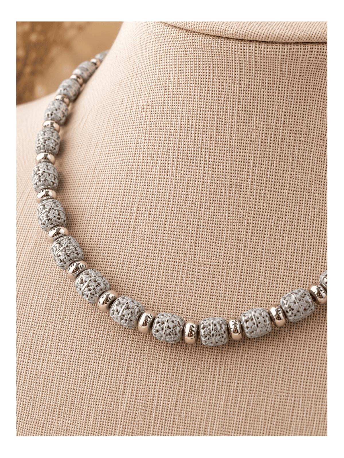Divine, un collier en boutons de djellaba et perles métal couleur argent 