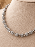 Divine, un collier en boutons de djellaba et perles métal couleur argent 