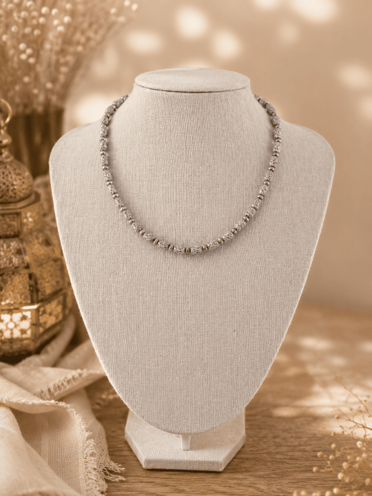 Divine, un collier en boutons de djellaba et perles métal couleur argent 