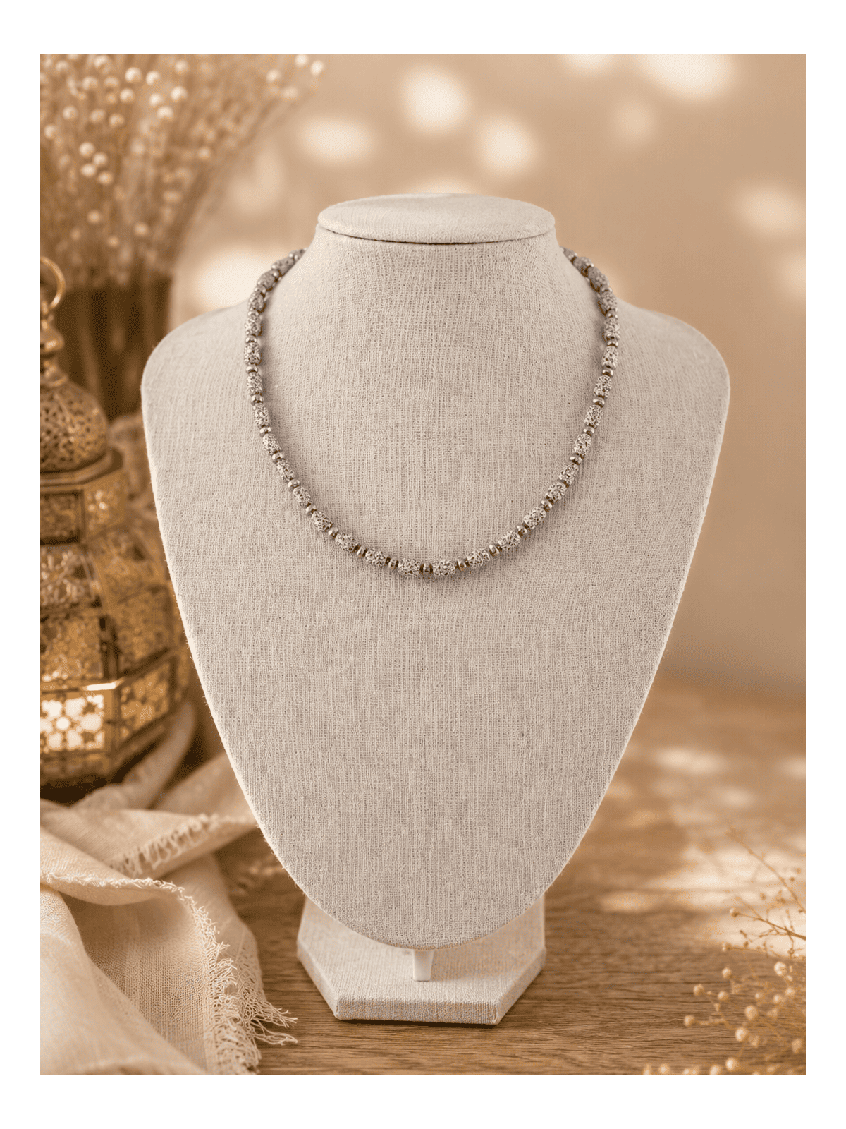 Divine, un collier en boutons de djellaba et perles métal couleur argent 