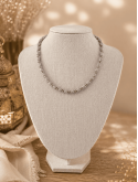 Divine, un collier en boutons de djellaba et perles métal couleur argent 