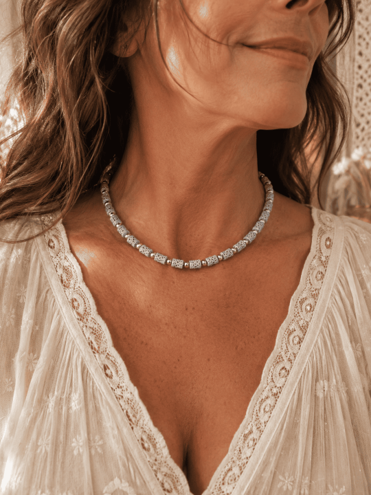 Divine, un collier en boutons de djellaba et perles métal couleur argent 
