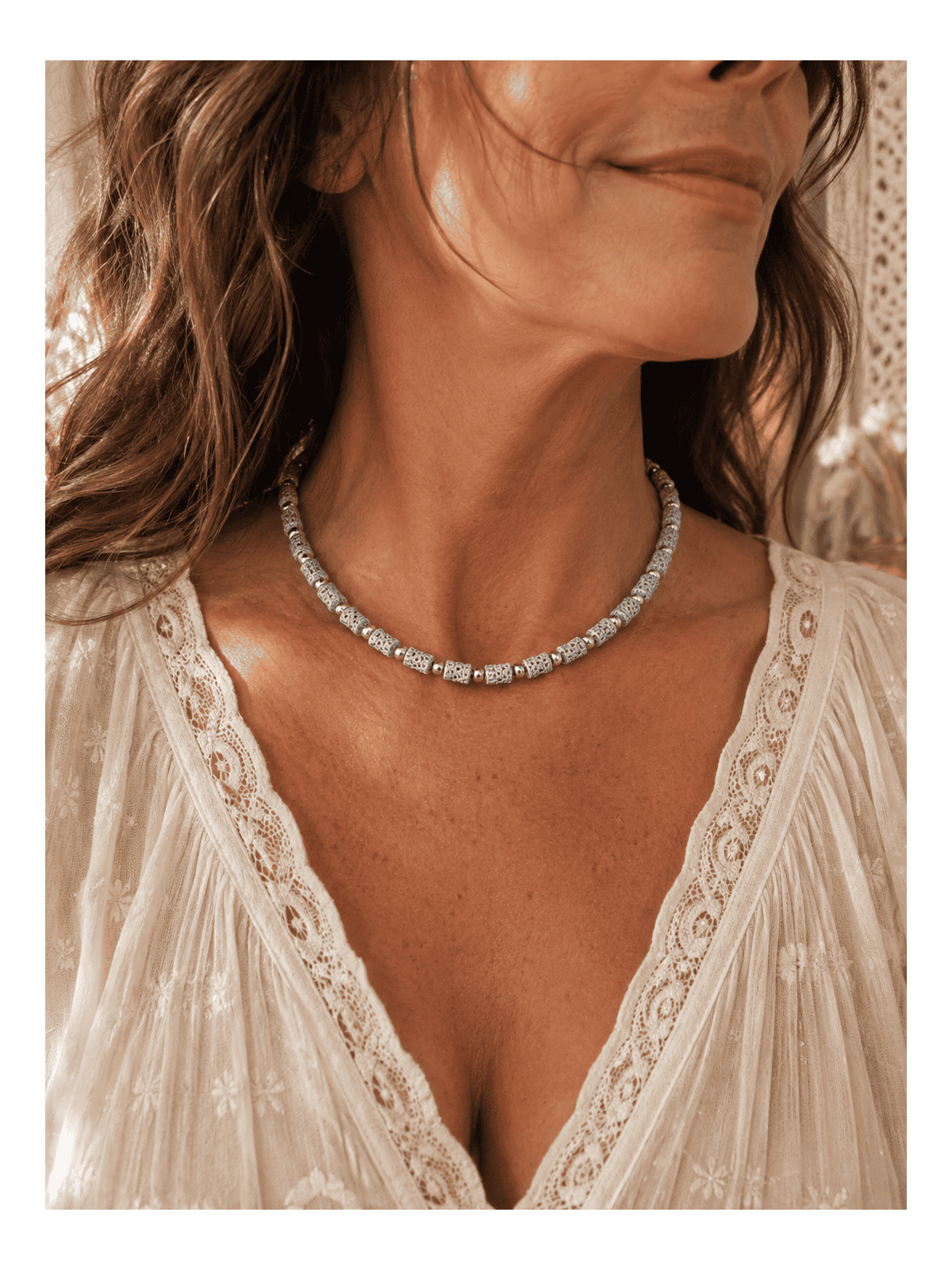 Divine, un collier en boutons de djellaba et perles métal couleur argent 