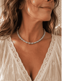 Divine, un collier en boutons de djellaba et perles métal couleur argent 