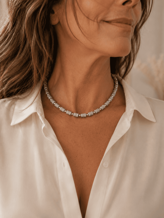 Divine, un collier en boutons de djellaba et perles métal couleur argent 