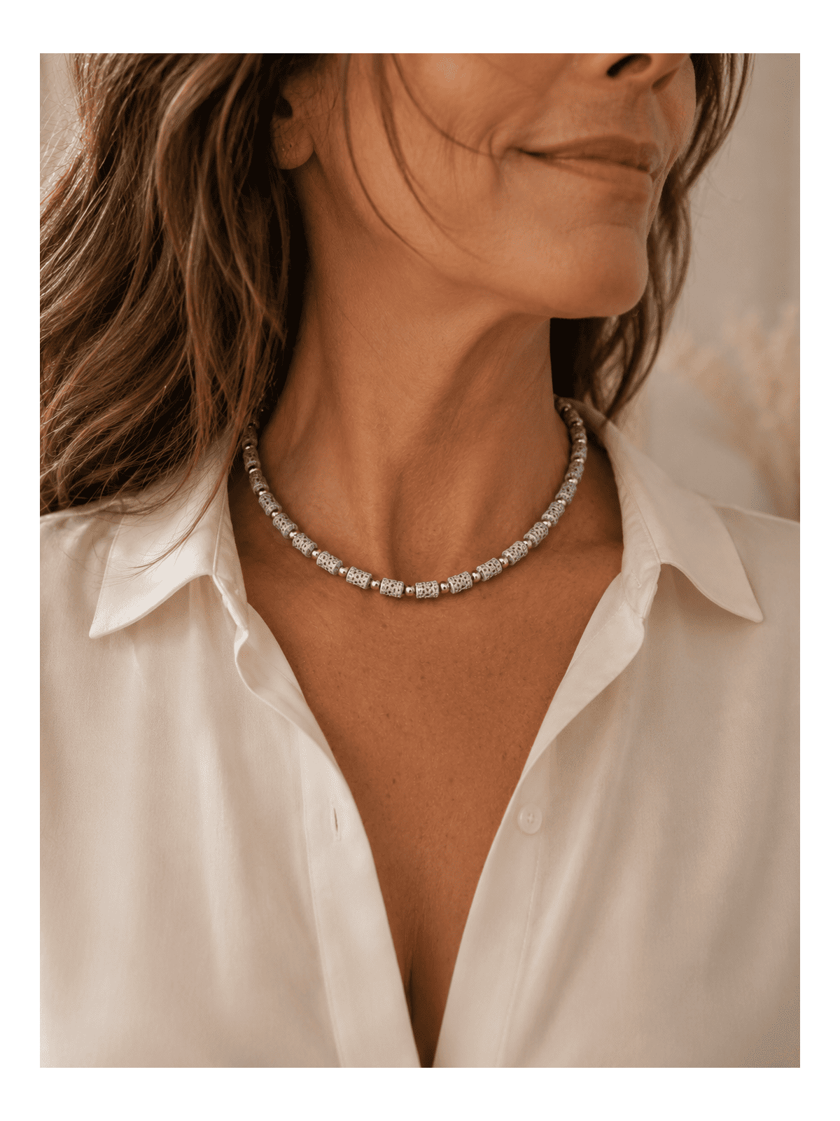 Divine, un collier en boutons de djellaba et perles métal couleur argent 