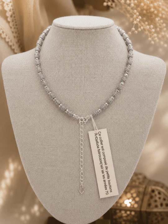 Divine, un collier en boutons de djellaba et perles métal couleur argent 