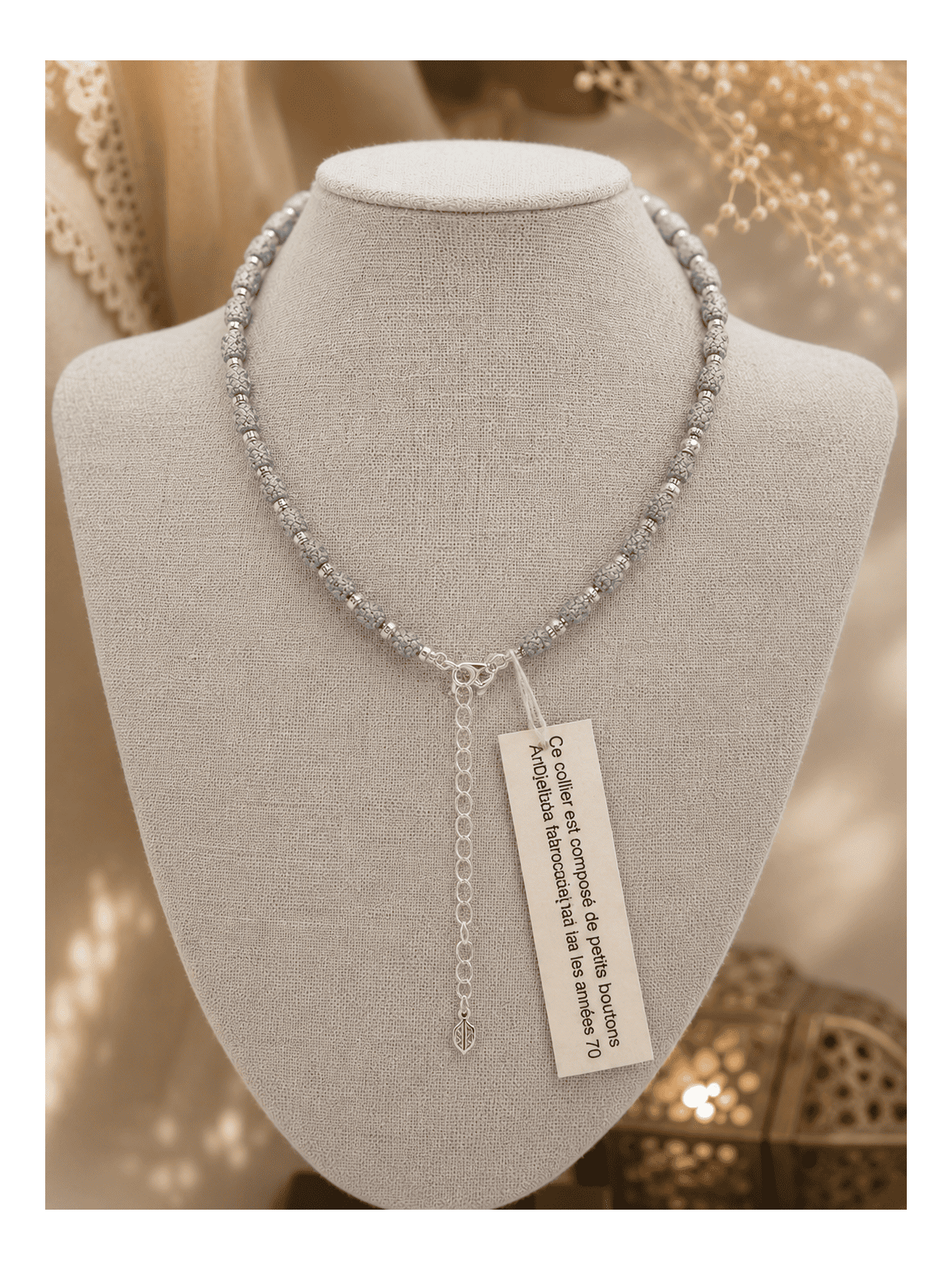 Divine, un collier en boutons de djellaba et perles métal couleur argent 