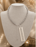 Divine, un collier en boutons de djellaba et perles métal couleur argent 