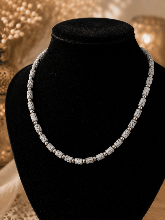 Divine, un collier en boutons de djellaba et perles métal couleur argent 
