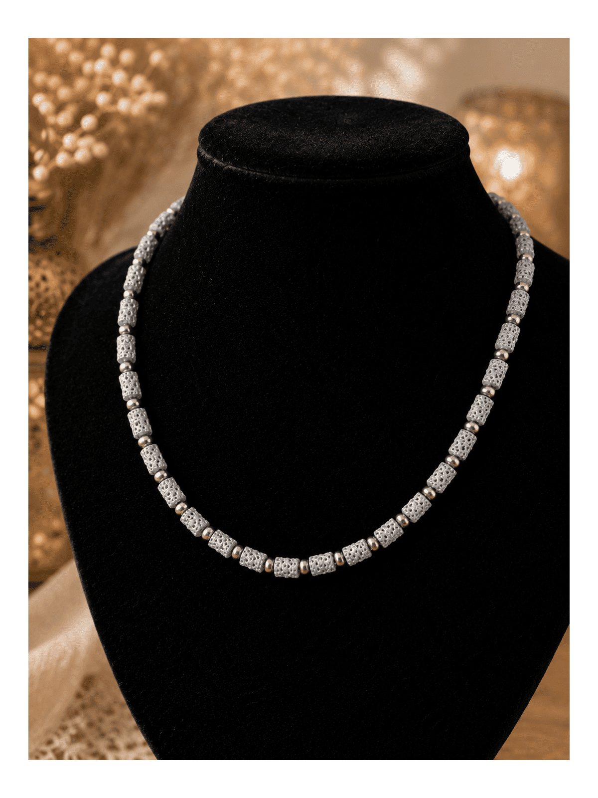 Divine, un collier en boutons de djellaba et perles métal couleur argent 