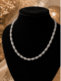 Divine, un collier en boutons de djellaba et perles métal couleur argent 